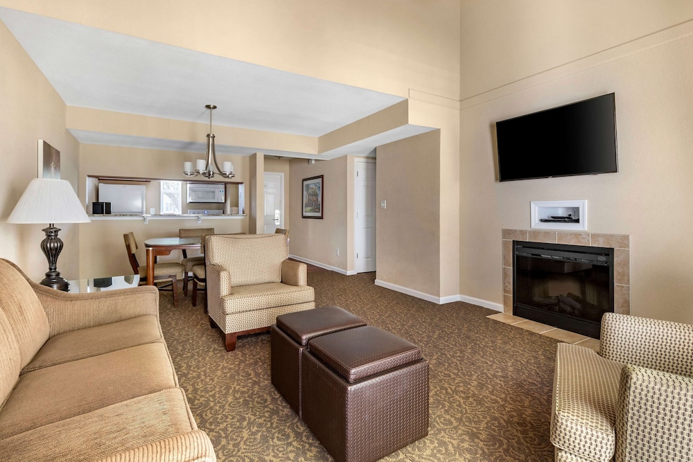 1 BEDROOM 1 KING GROUND FLOOR SUITE W/ SOFABD - Photo 7