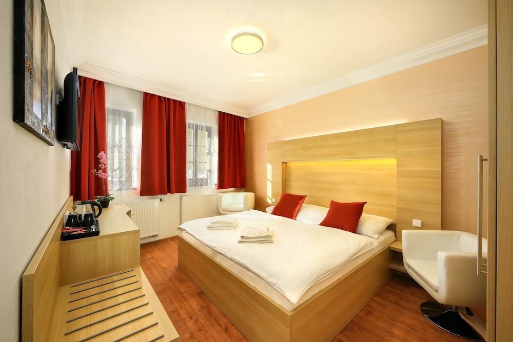 Romantic Double Room, 1 King Bed, Refrigerator, Garden View photo 3