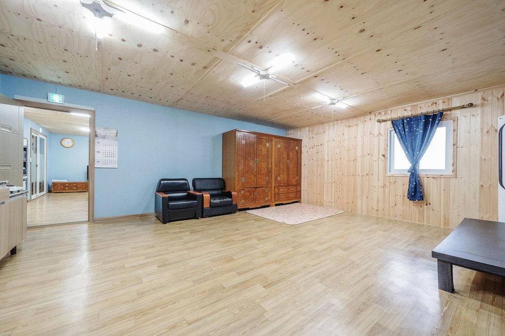 Basic Room, 5 Bedrooms (Dancheroom4)