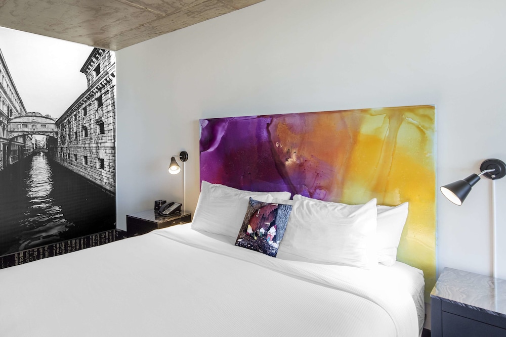 Room, 1 King Bed, Accessible (Mobility, Roll-In Shower) - Photo 3