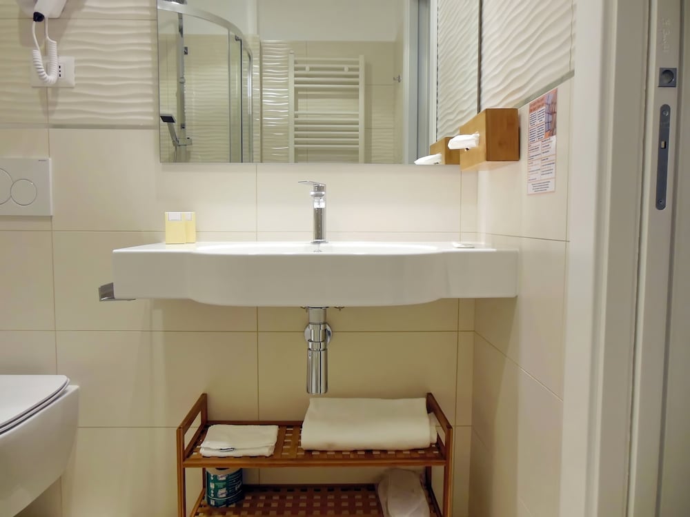 Executive Room - Photo 11
