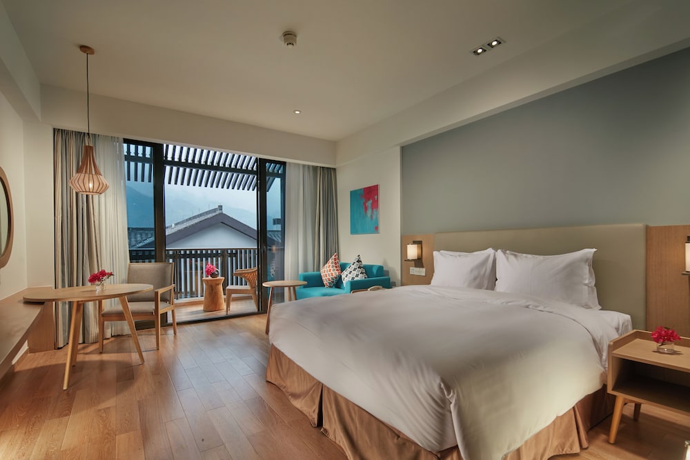 Standard Room, 1 King Bed, Balcony