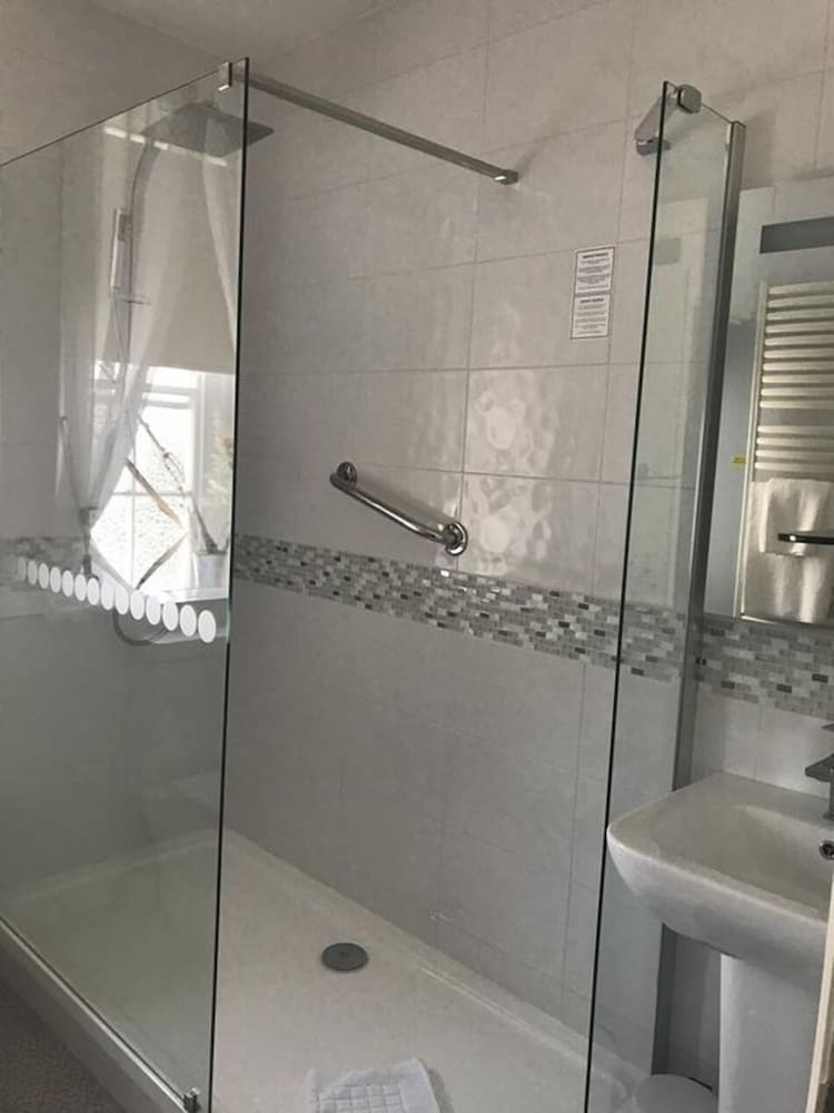 Triple Room, Ensuite photo 3