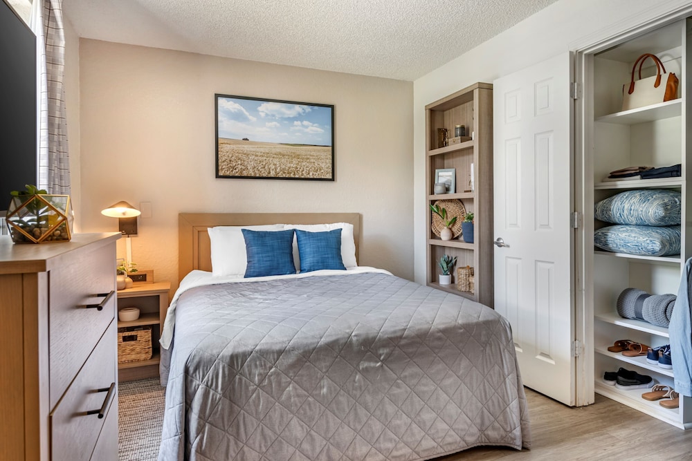 Premium Room, 1 Queen Bed with Sofa bed photo 1