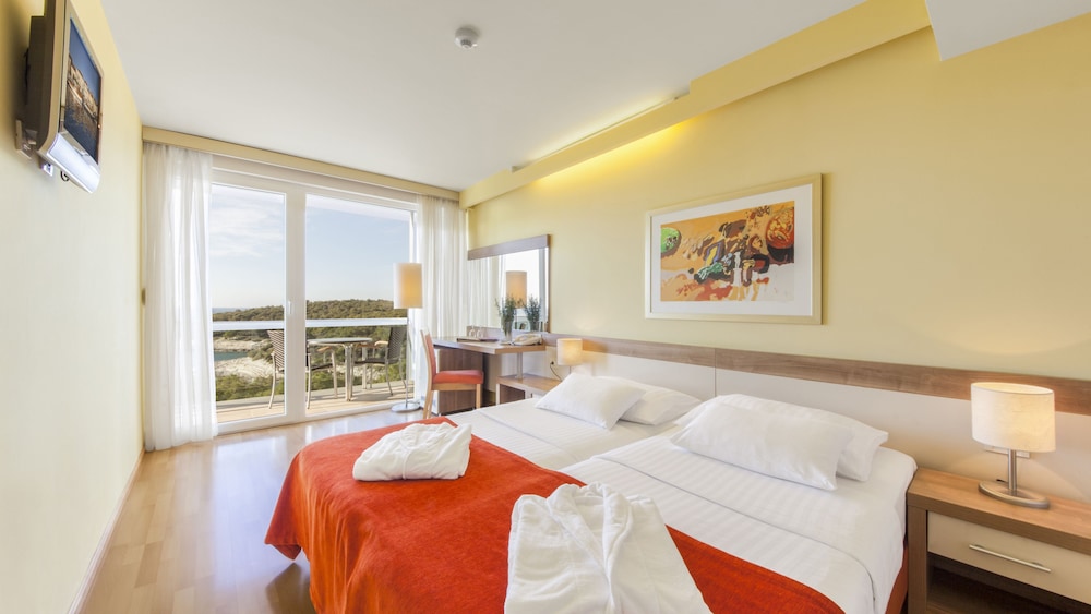 Standard Twin Room with Extra Bed and Sea Side Balcony - Photo 4