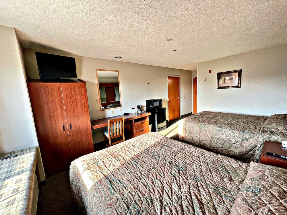 Double Room, 2 Queen Beds, Smoking, Private Bathroom photo 3