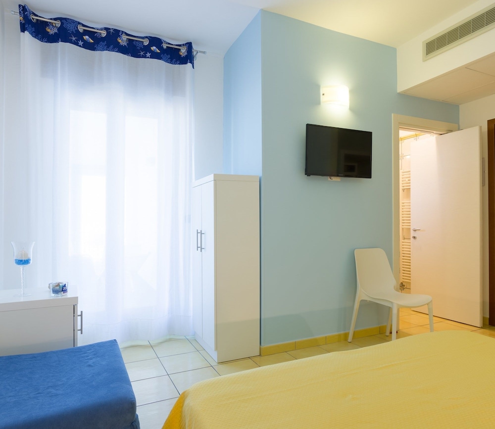 Double Room, Accessible - Photo 5