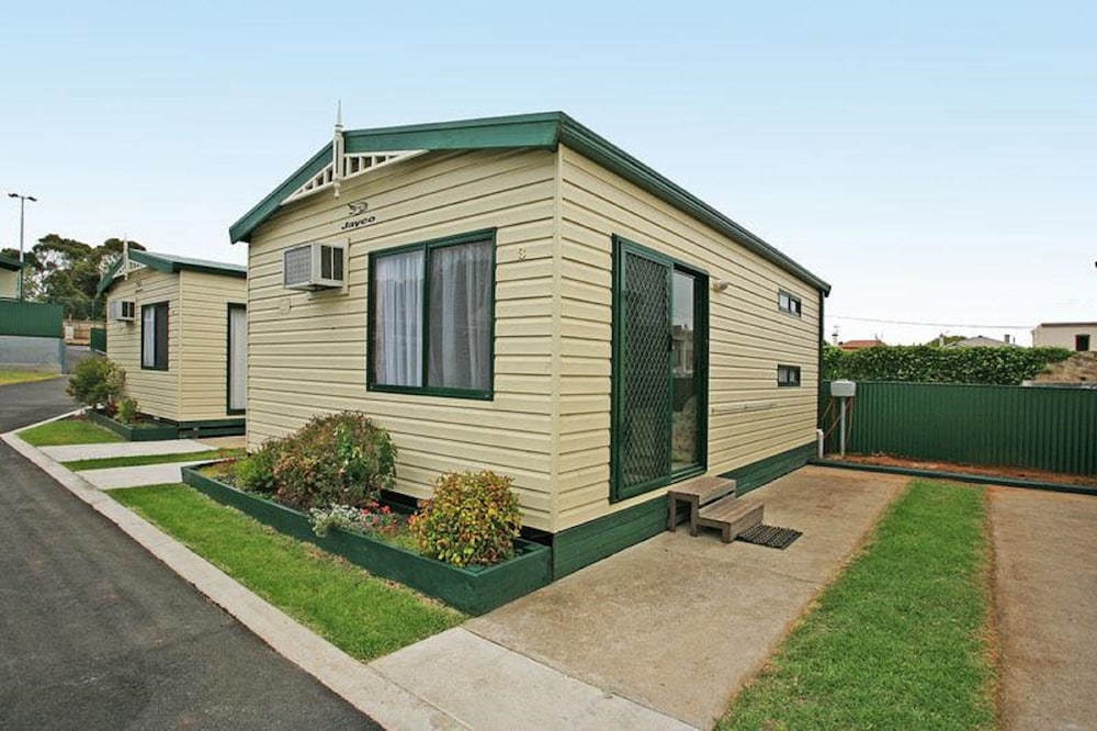 Basic Cabin, 2 Bedrooms photo 1