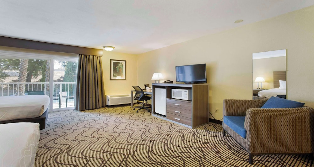 Standard Room, 2 Queen Beds, Non Smoking, Refrigerator & Microwave photo 1