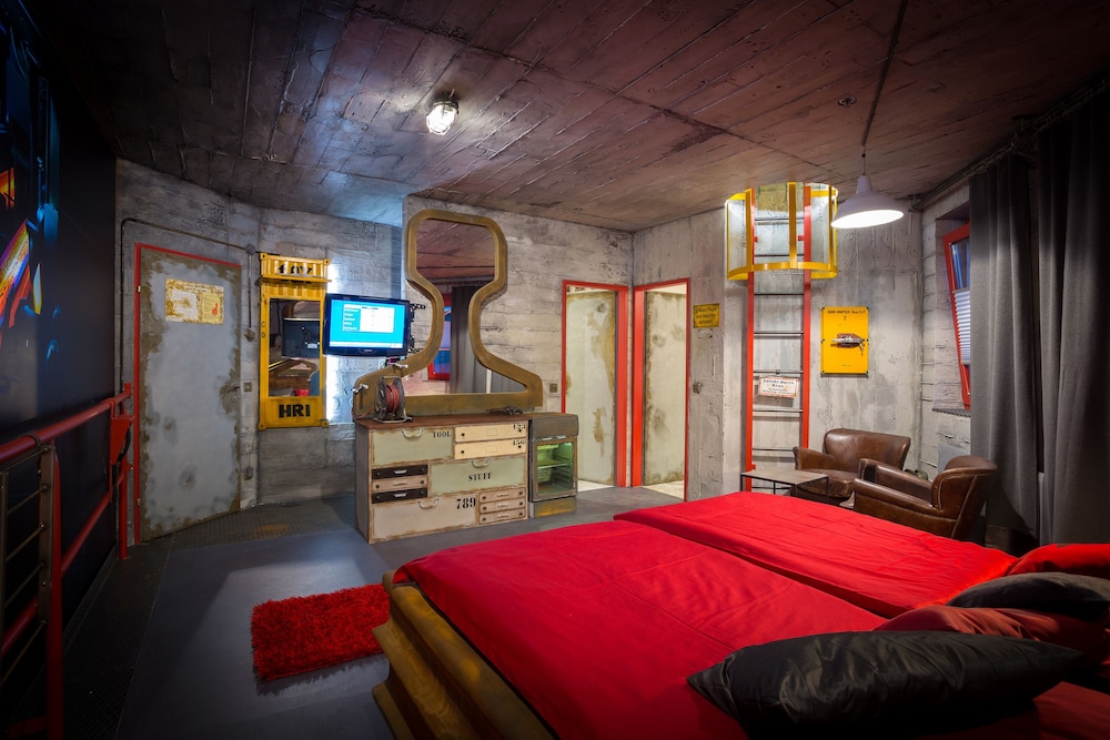 Industry- Romantic Room photo 2