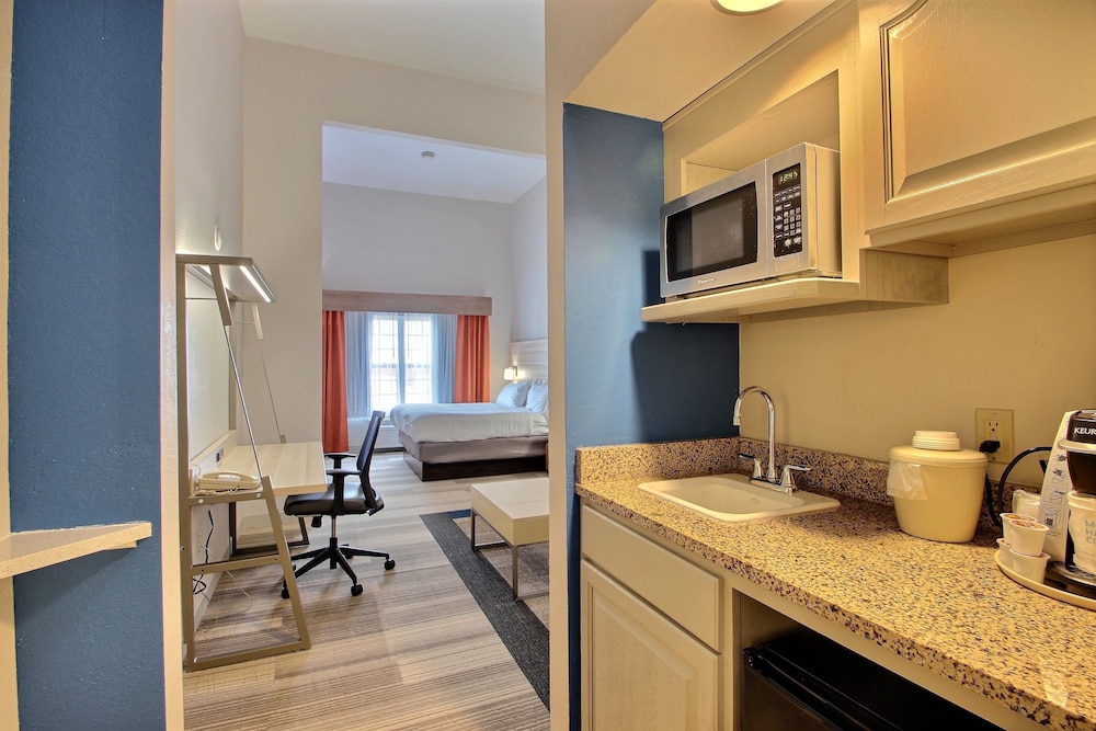 Suite, 1 King Bed (Additional Living Area) - Photo 3