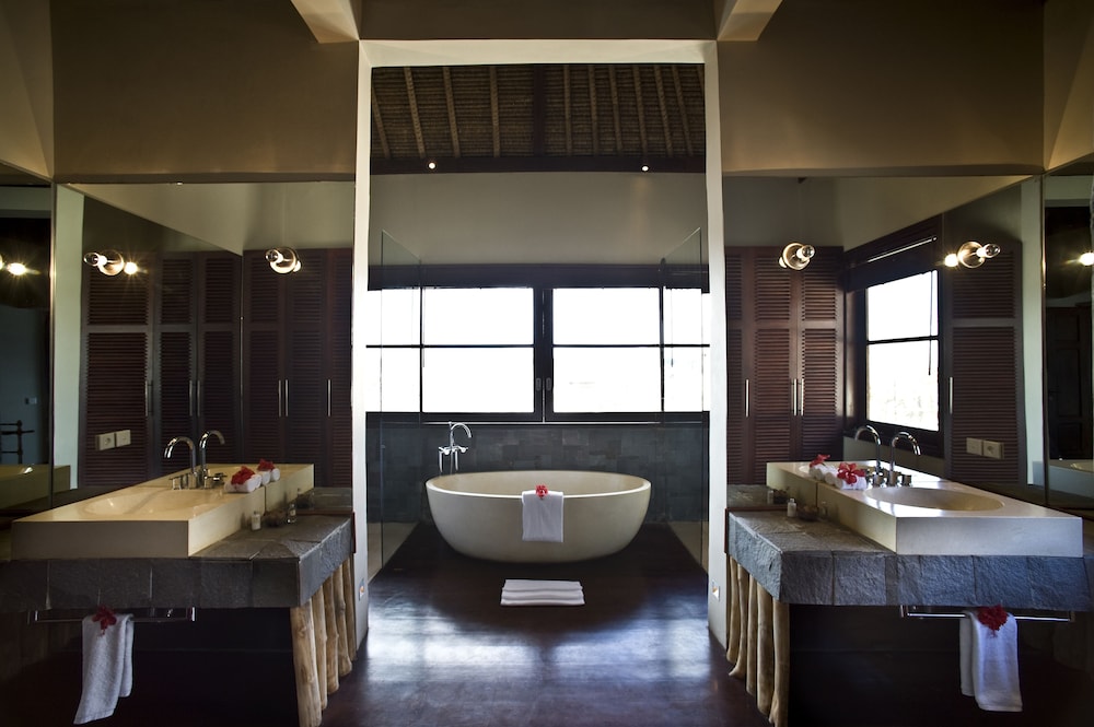 5BR Luxury Villa | Two Infinity-edged Pool, Tennis Court, Beachfront, Full Service, Chef photo 3