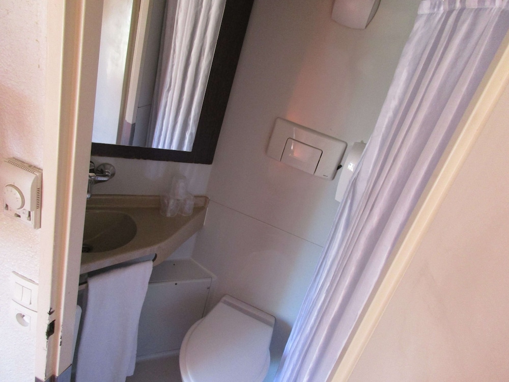 Standard Room, 3 Twin Beds - Photo 4