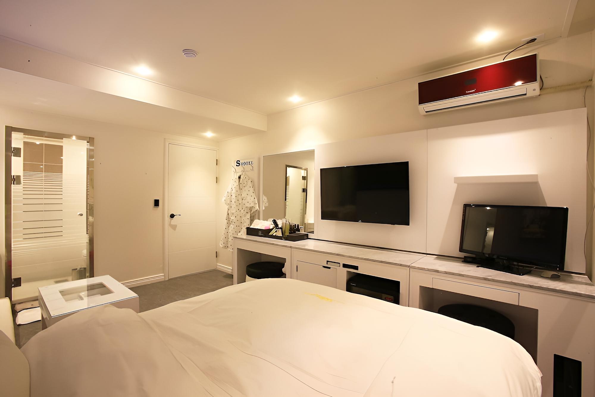 Room (Modern) - Photo 6