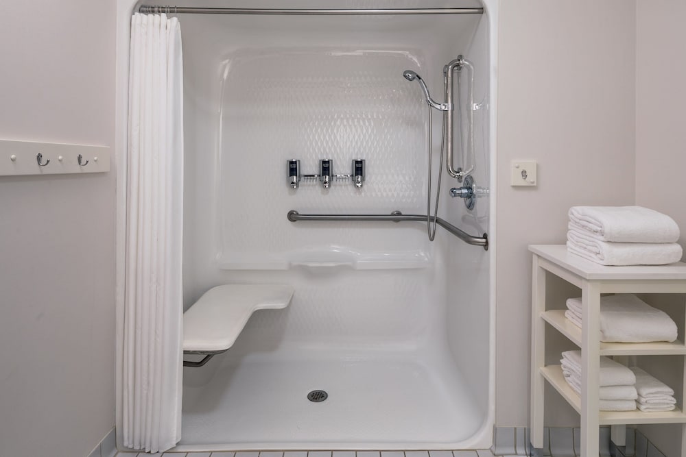 Room, 2 Queen Beds (Mobility/Hearing Access, Roll-In Shwr) photo 3