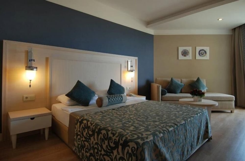 Standard Double or Twin Room, Partial Sea View photo 2