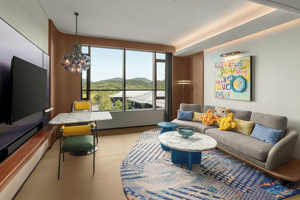 Deluxe Suite, 1 King Bed, Garden View