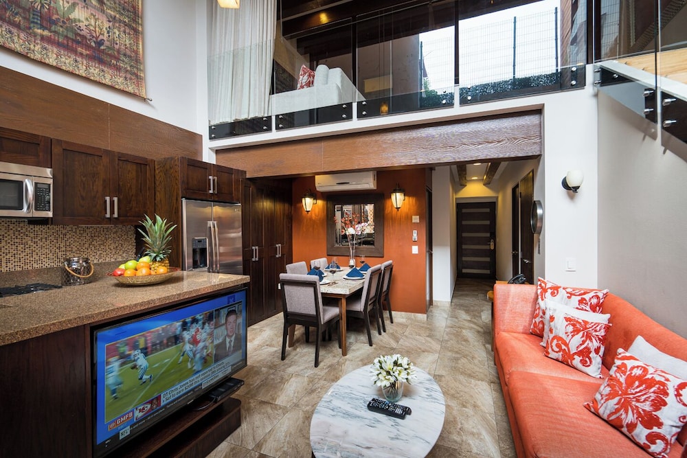 Deluxe Loft, 2 Bedrooms, Street View
