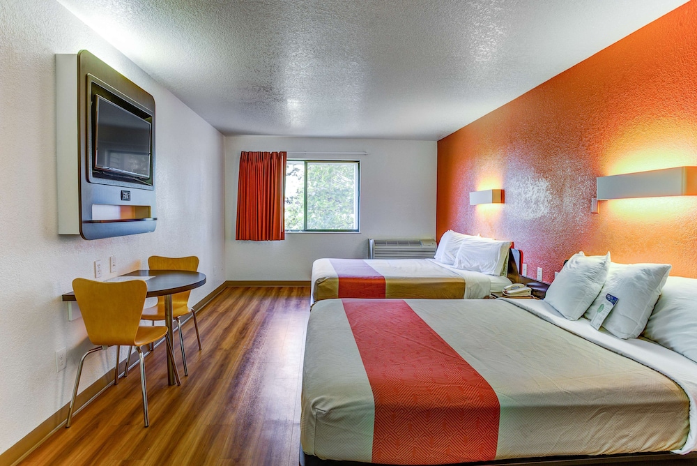 Deluxe Room, 2 Queen Beds, Non Smoking, Refrigerator & Microwave - Photo 2