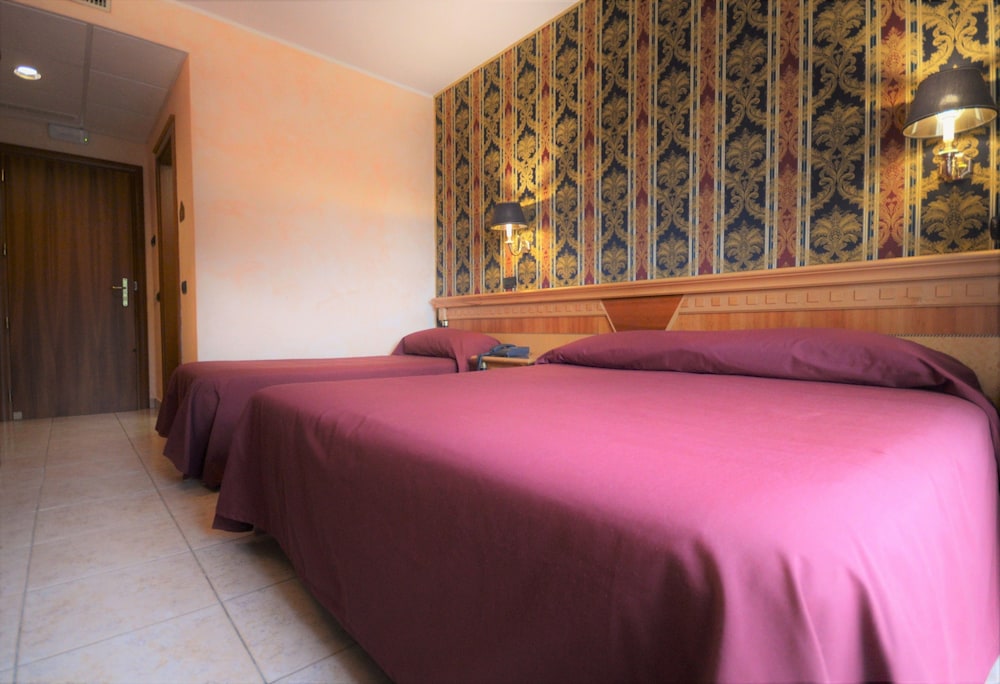 Classic Triple Room, City View