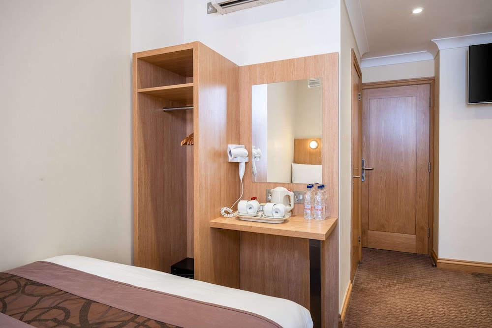 2 double beds, 1 single bed, nonsmoking photo 3