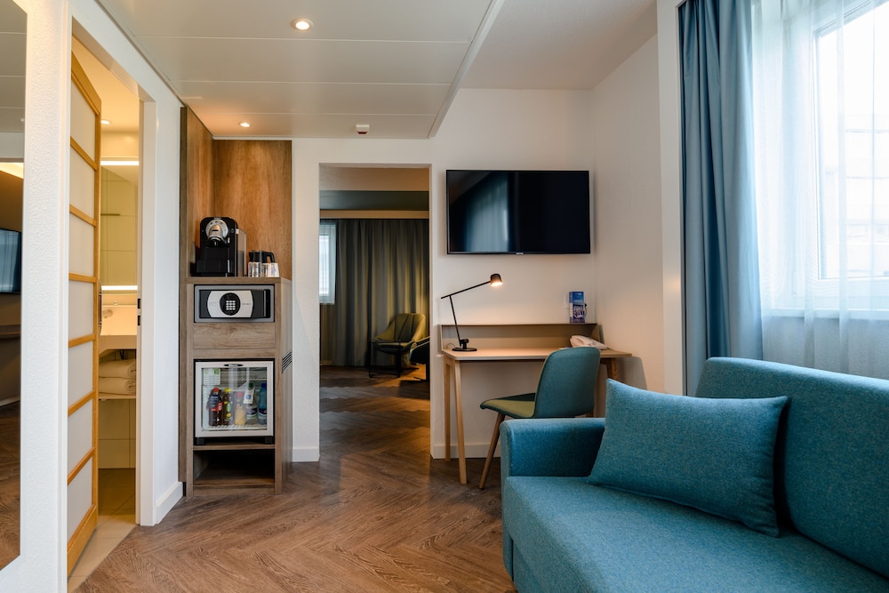 Suite, 1 Double Bed - Photo 2