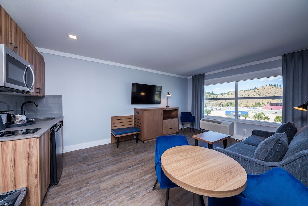 Suite, 2 Queen Beds, Non Smoking, Kitchenette (with Single Sofabed) photo 2