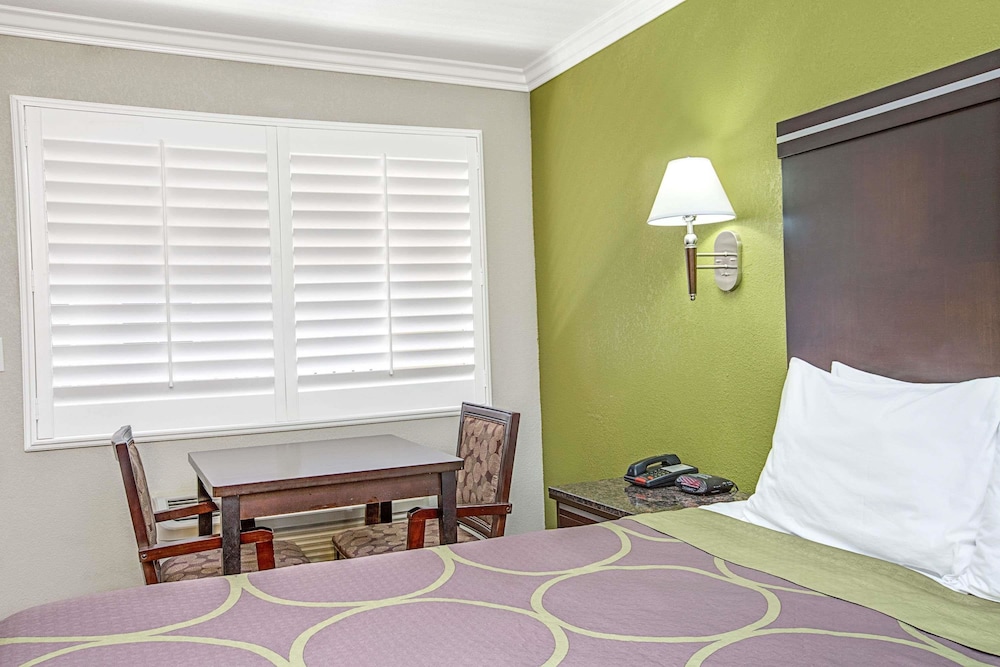 Studio Suite, 1 King Bed, Non Smoking - Photo 1