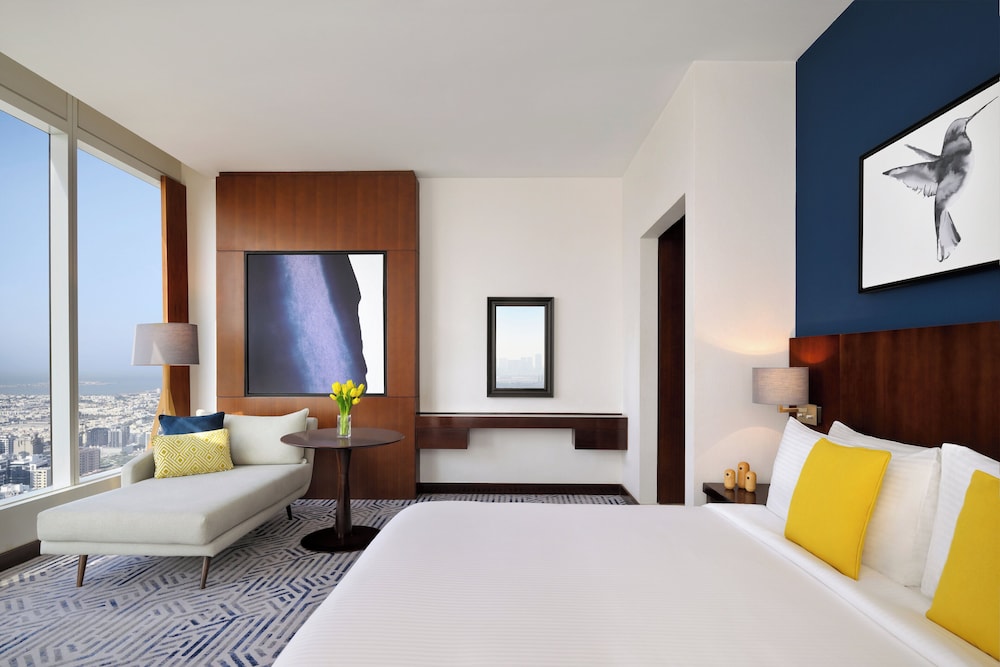 Club Room, 1 King Bed (Club Room Skyline View)