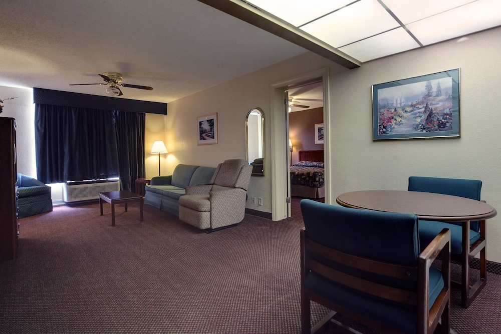 Suite, 1 King Bed, Non Smoking