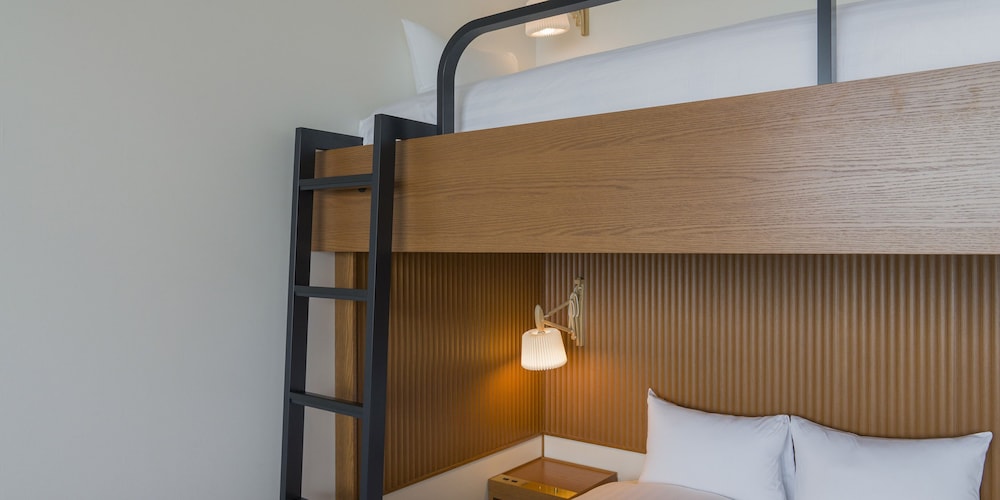 Bunk bed Room No-pets allowed/1off-site parking lot photo 2
