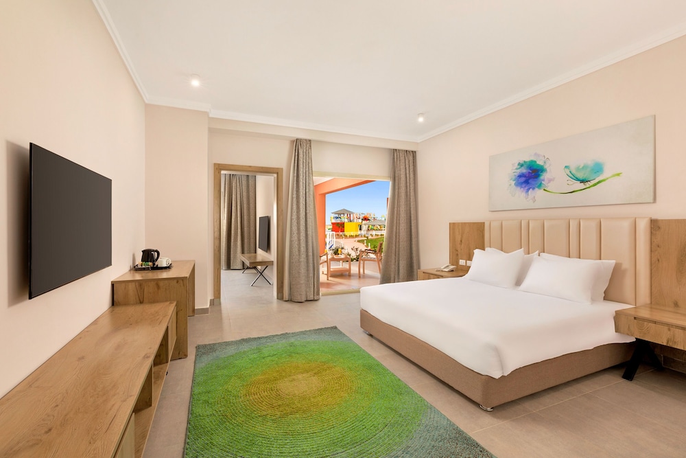 Family Triple Room, Pool View - Photo 1