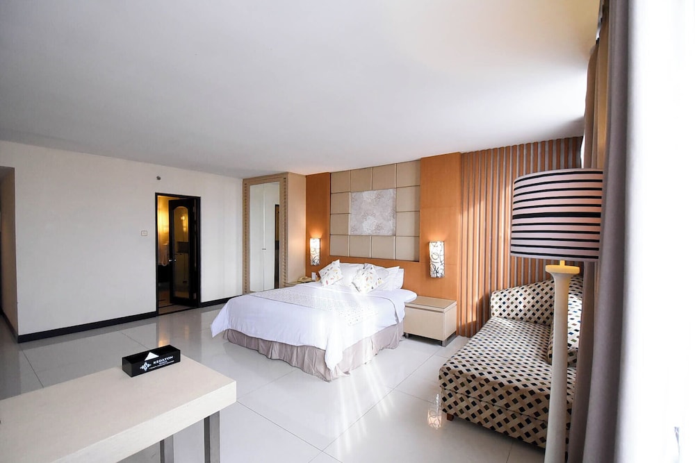 Family Room, 1 King Bed photo 2