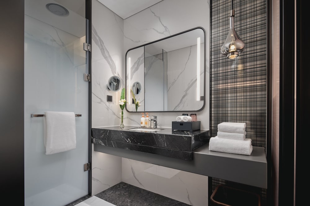 Standard Room, 1 King Bed, Club Lounge Access photo 2
