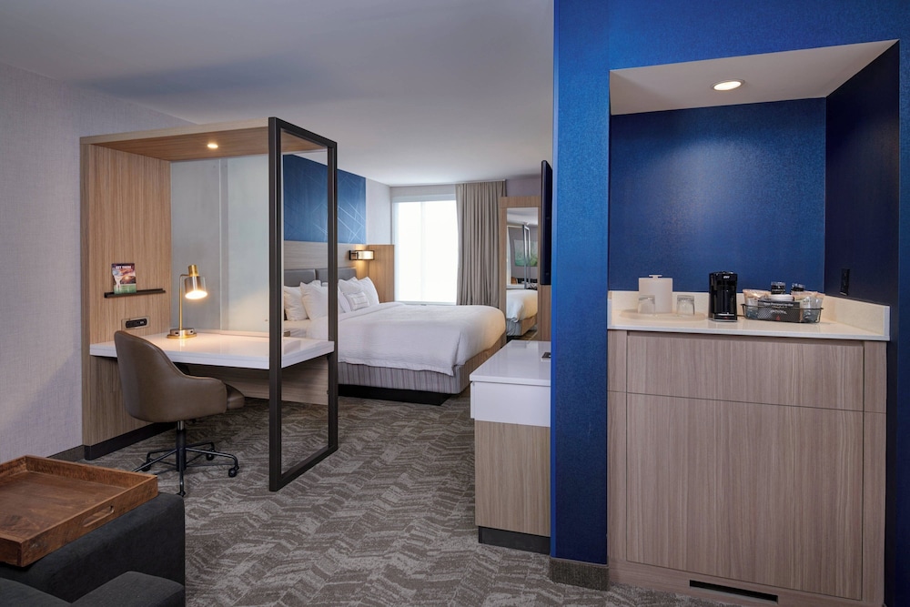 Suite, 1 King Bed, City View (Hearing Accessible) - Photo 2