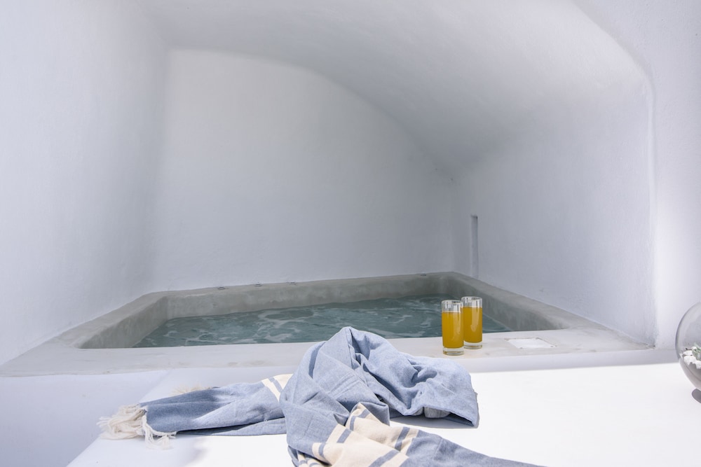 Apanemo Suite by K7K with Exterior Hot Tub photo 1