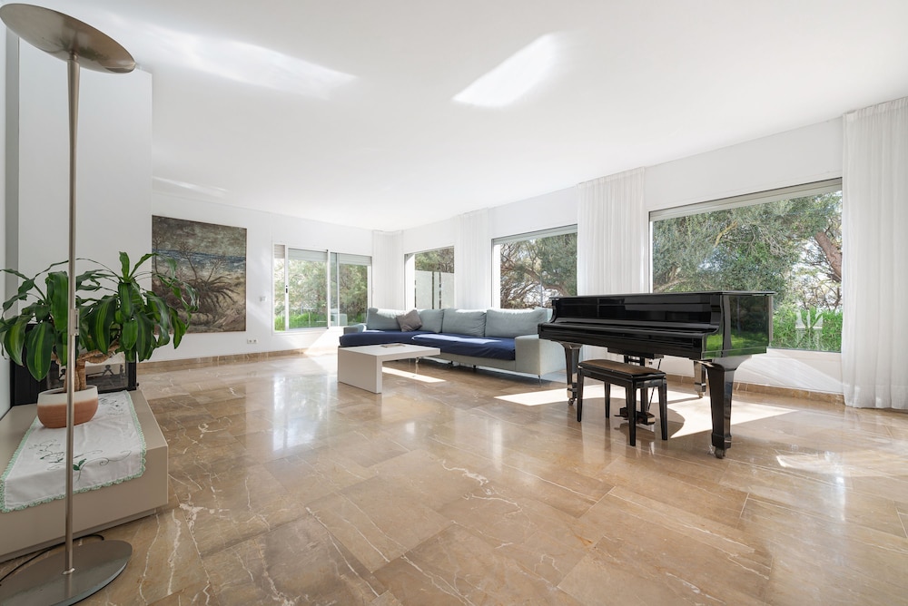 Villa photo 2