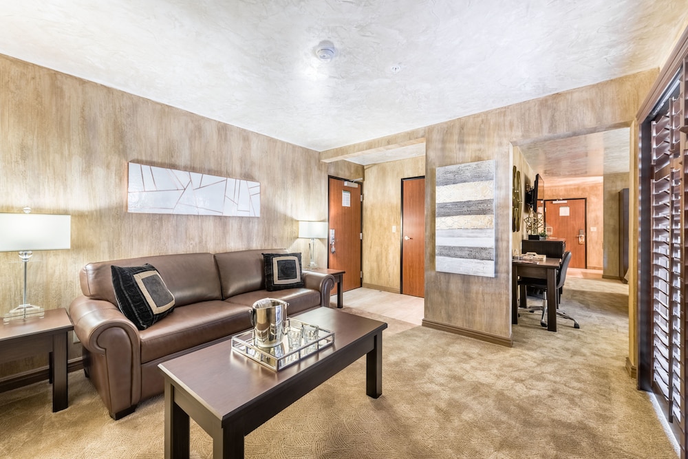 Suite, 2 Queen Beds, Balcony photo 3