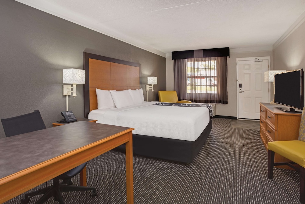 Room, 1 King Bed, Accessible, Non Smoking (Mobility) - Photo 3