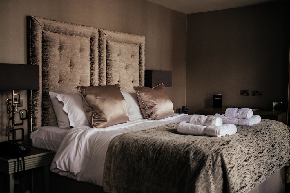 Superior Room, 1 King Bed, Non Smoking (Converts to 2 Twin Beds) - Photo 2