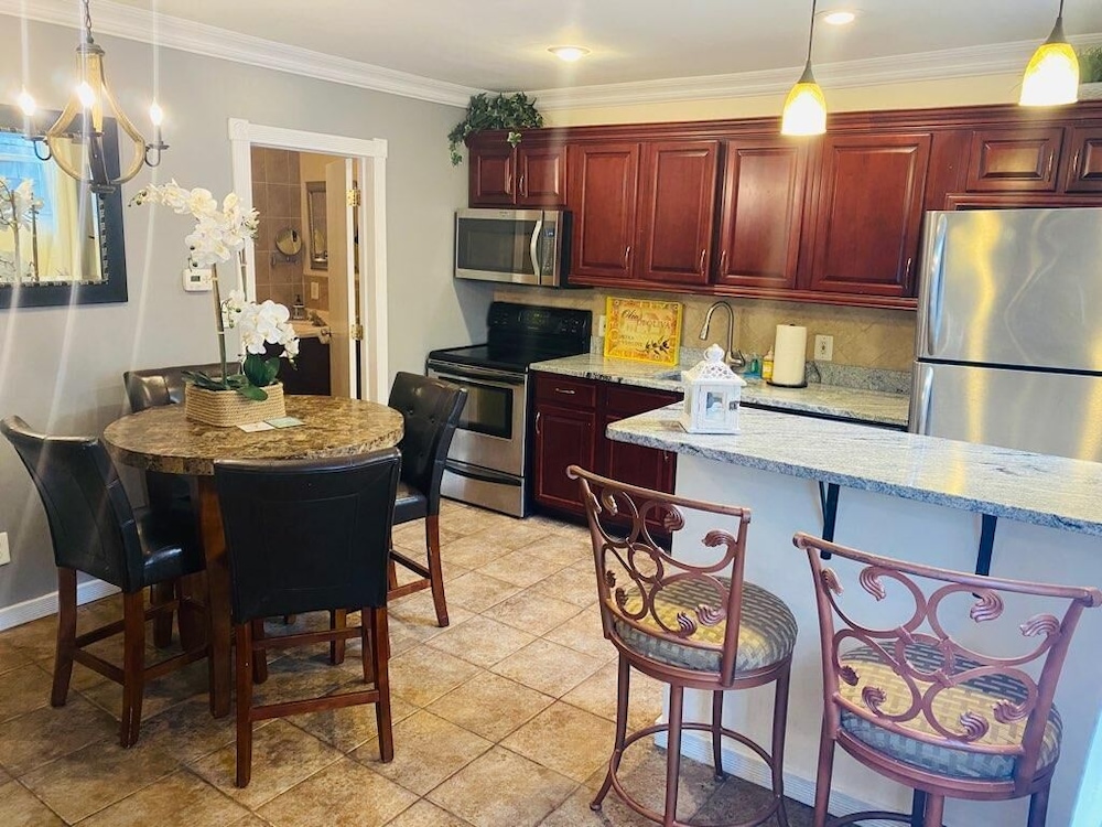 Suite, 3 Bedrooms (8 Person Suite) photo 2