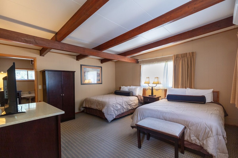 Comfort Double Room, 2 Queen Beds, Non Smoking, Mountain View