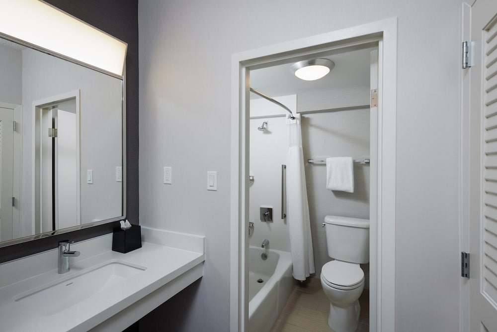 Room, 2 Queen Beds (Mobility/Hearing Access, Transf Shwr) photo 2