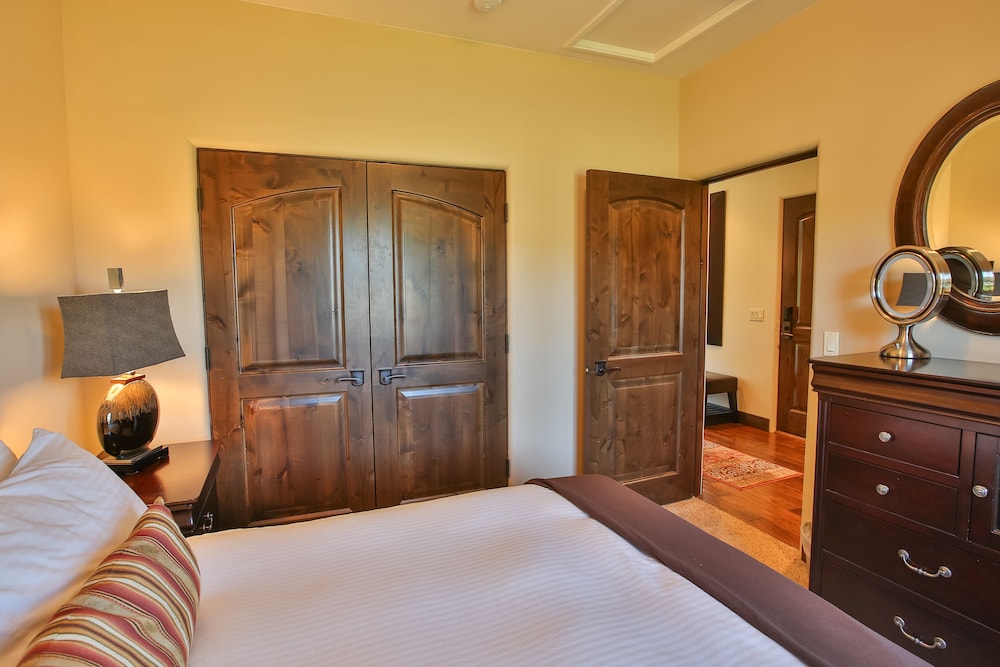 Superior Room, 1 Queen Bed (Carriage House) photo 2