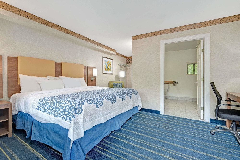 Standard Room, 1 King Bed - Photo 1