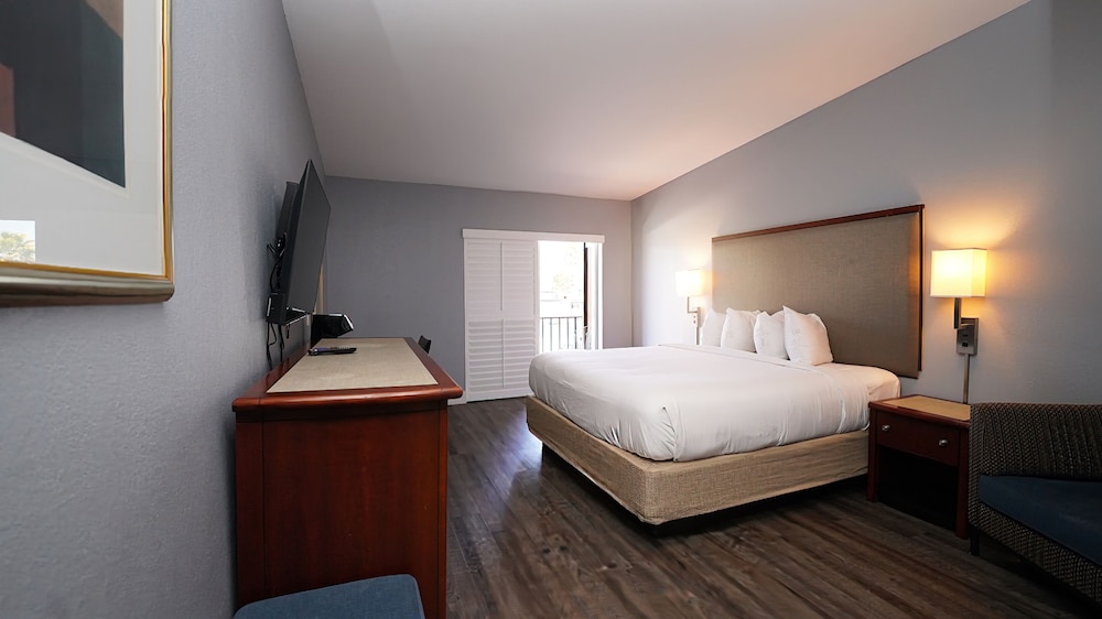 Newly Remodeled Room, King Bed, Balcony, Non-Smoking - Photo 1