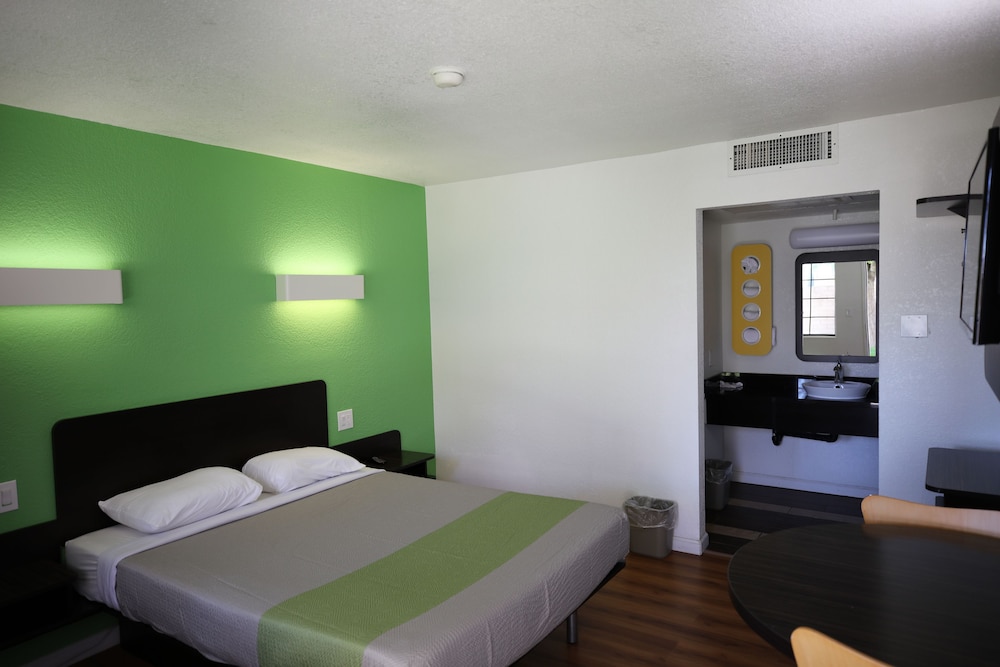 Deluxe Suite, 1 Queen Bed, Non Smoking, Kitchenette - Photo 9