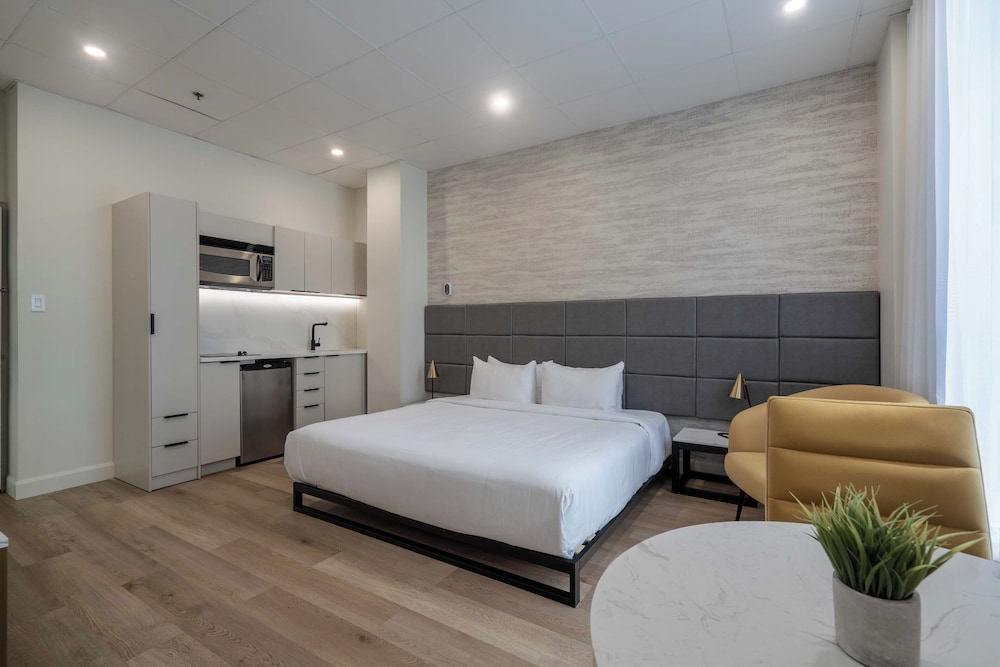 Suite, 1 King Bed, Non Smoking - Photo 7