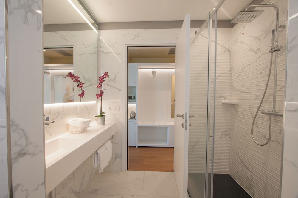 Suite, Lake View, Corner photo 2