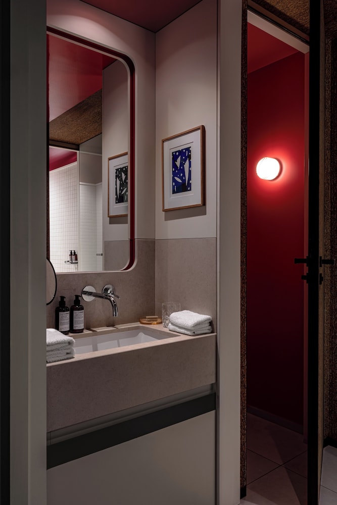 Experimental Marais bathroom photo